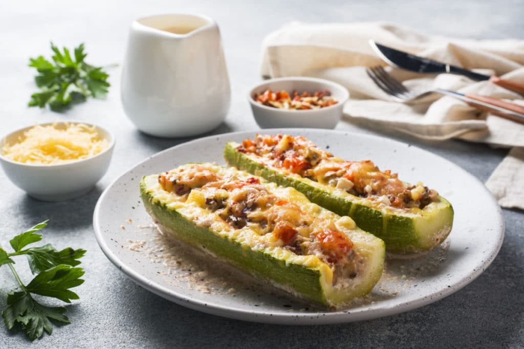 Gefüllte Zucchini mit Hackfleisch und Tomaten