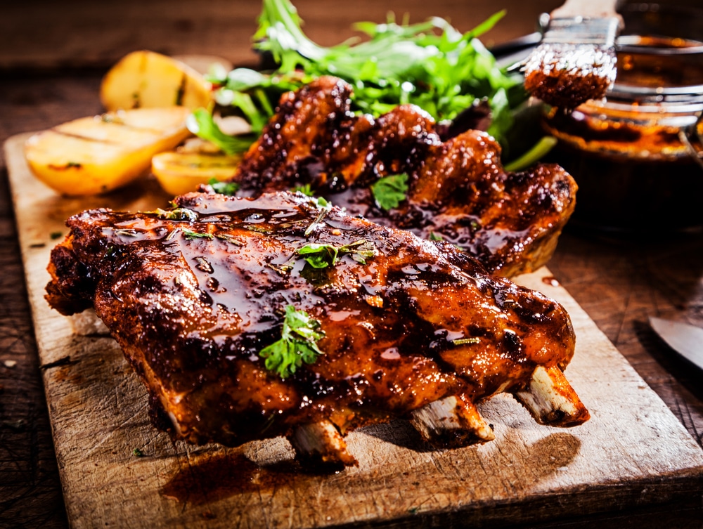 Meisterhaft Gegrillt: Schweinerippchen mit BBQ-Sauce