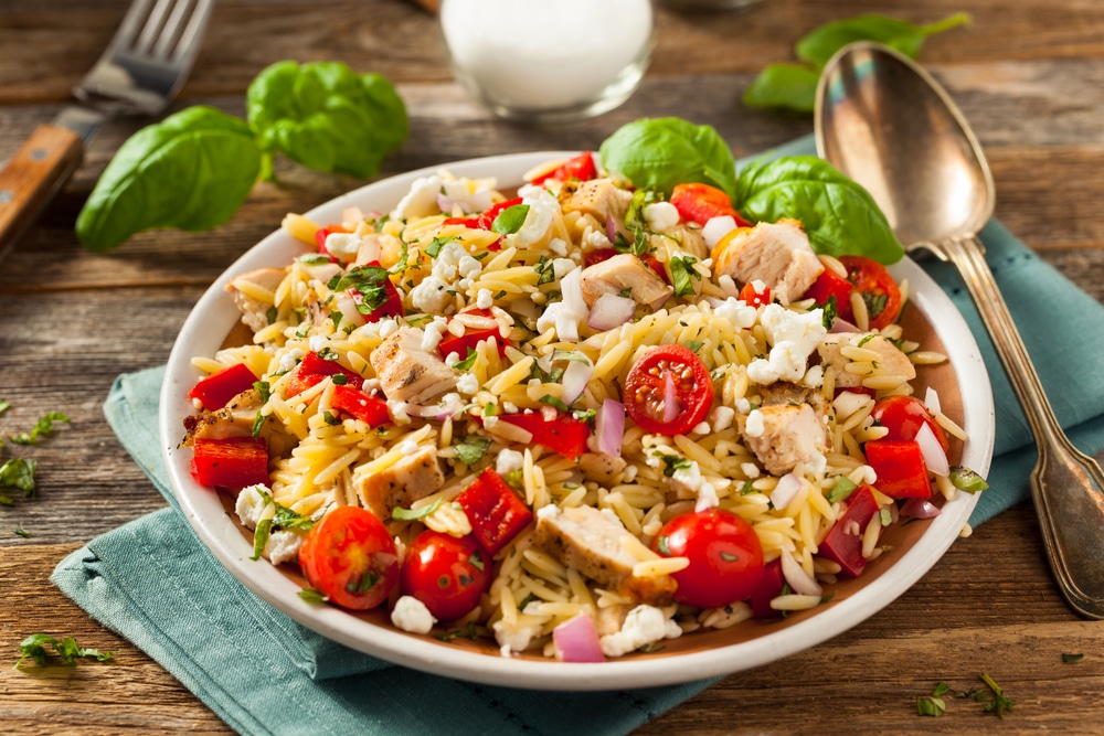 Griechischer Nudelsalat mit Orzo, Tomaten und Hähnchenbrust