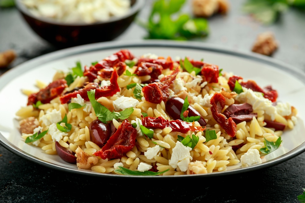 Griechischer Nudelsalat mit Orzo und getrockneten Tomaten