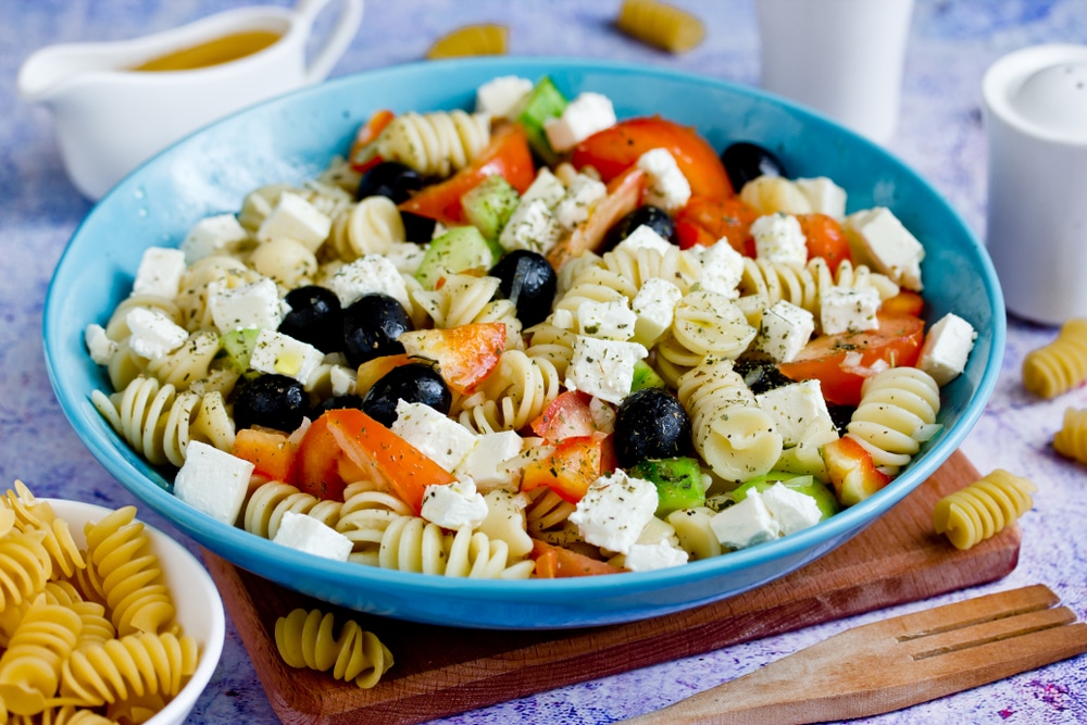 Griechischer Nudelsalat mit Paprika und Fetakäse