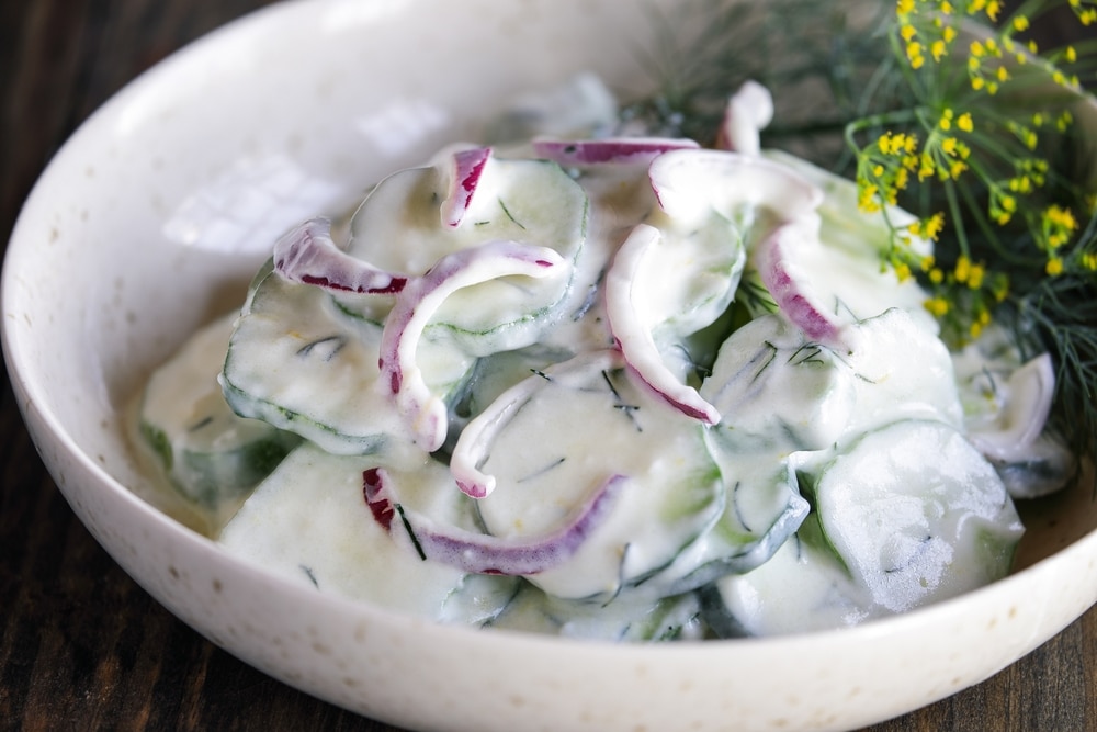 Gurkensalat mit Joghurtdressing zum Grillen: Leicht und lecker