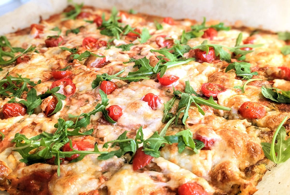 Herzhafte Low Carb Pizza mit Zucchini und Mozzarella