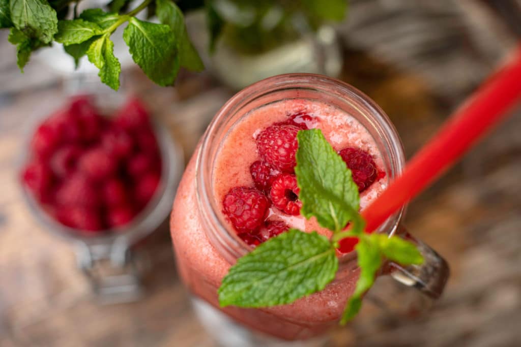 Himbeersmoothie mit Banane und Mandeldrink