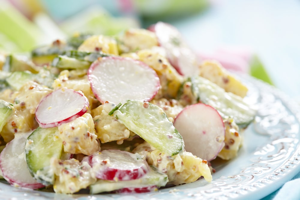 Kartoffelsalat mit frischen Gurken, Eiern und Radieschen