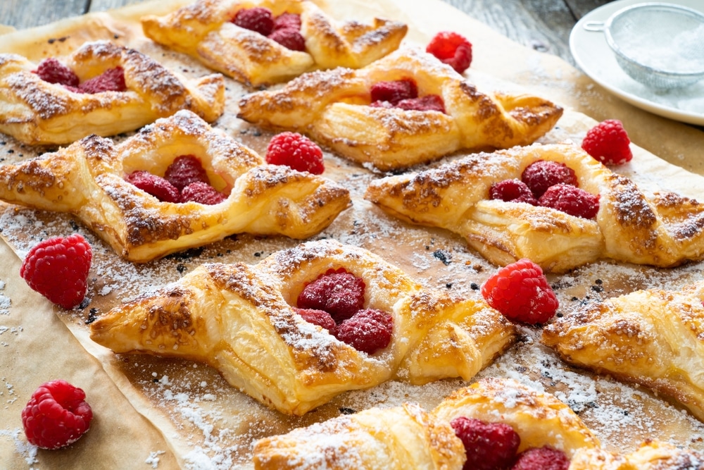 Knusprige Blätterteigtaschen mit Himbeeren