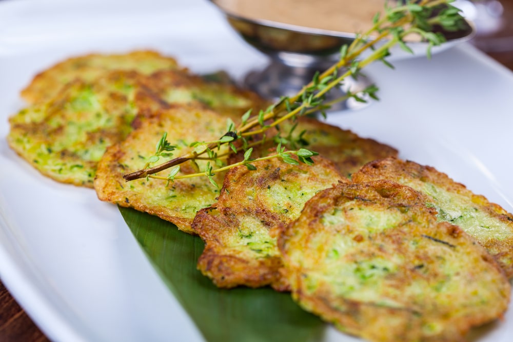 Knusprige Zucchinipuffer mit Zwiebeln