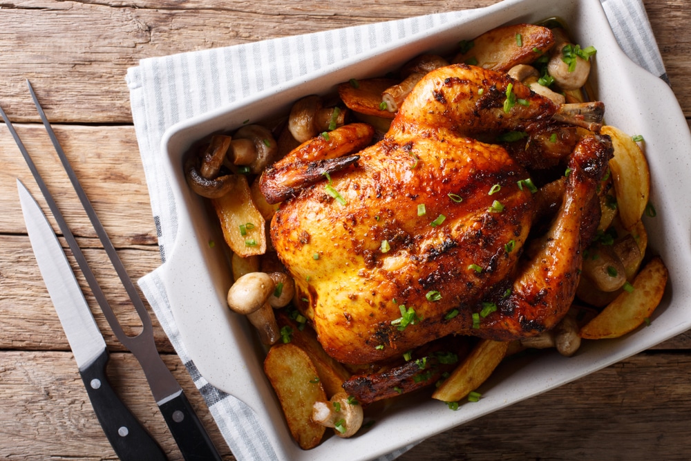 Knuspriges Brathähnchen mit Pilzen und Kartoffeln im Ofen
