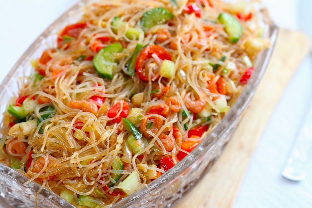 Köstlicher Glasnudel-Salat mit Garnelen und Paprika