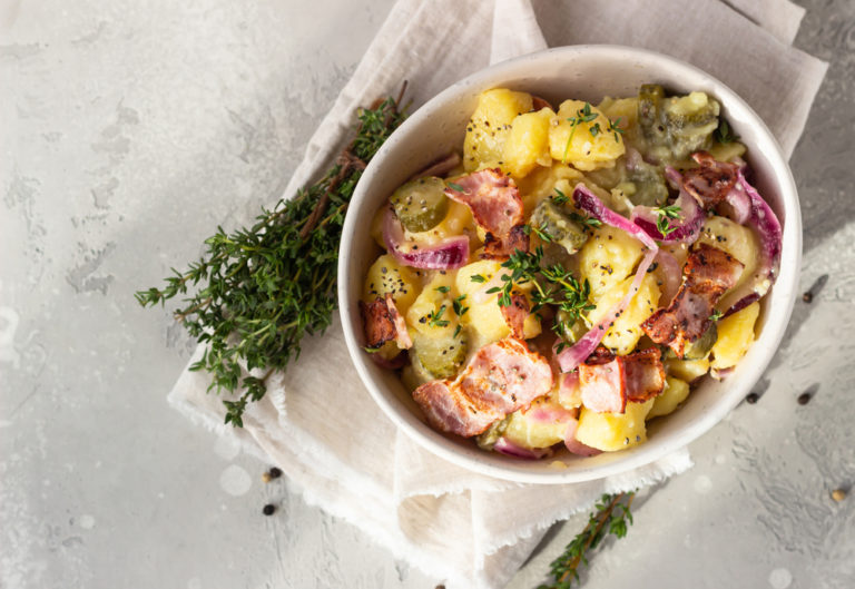 Leckerer Kartoffelsalat mit Essiggurken, Eiern und Bacon