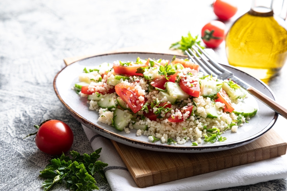 Leichter Couscous-Salat mit Tomaten und Gurken