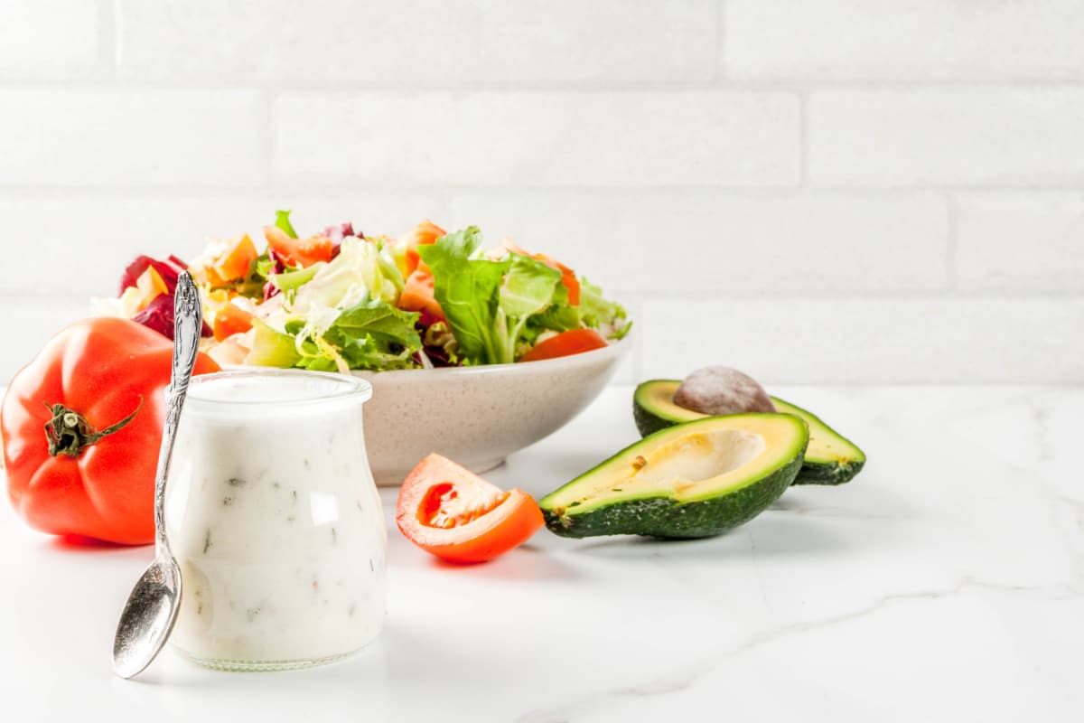 Leichtes Joghurtdressing: Perfekt für sommerliche Salate