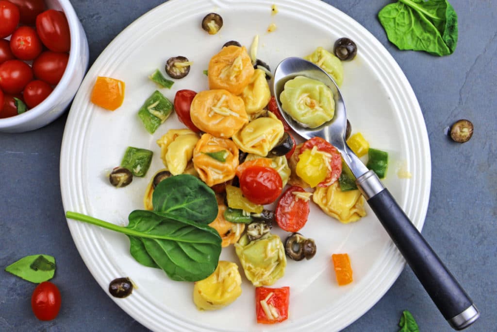 Mediterrane Tortellinisalat mit Tomaten Idealer Begleiter für Grillpartys