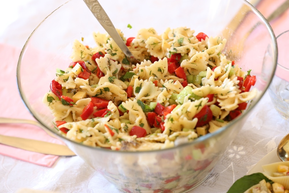 Nudelsalat mit eingelegten Paprika und Farfalle-Nudeln