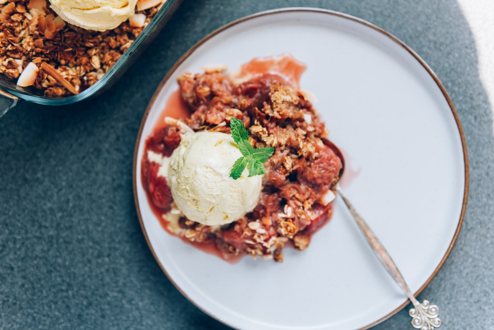 Rhabarber-Erdbeer-Crumble mit Haferflocken und Kokosraspeln