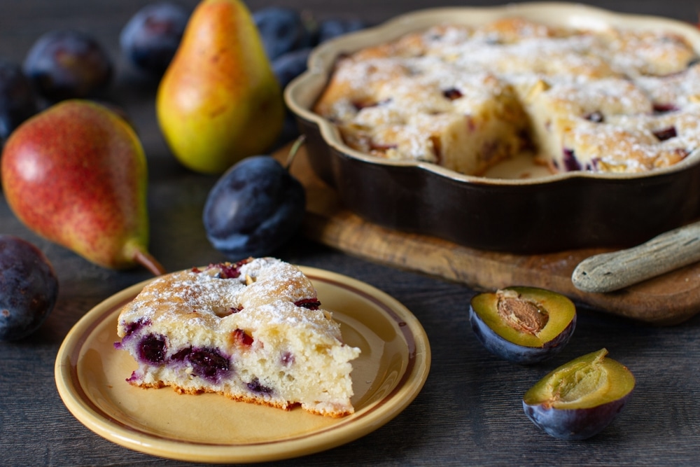 Saftiger Birnenkuchen mit Zwetschgen aus Rührteig