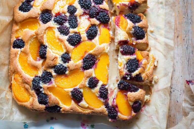Fruchtige Verführung: Rührkuchen mit Pfirsichen und Brombeeren
