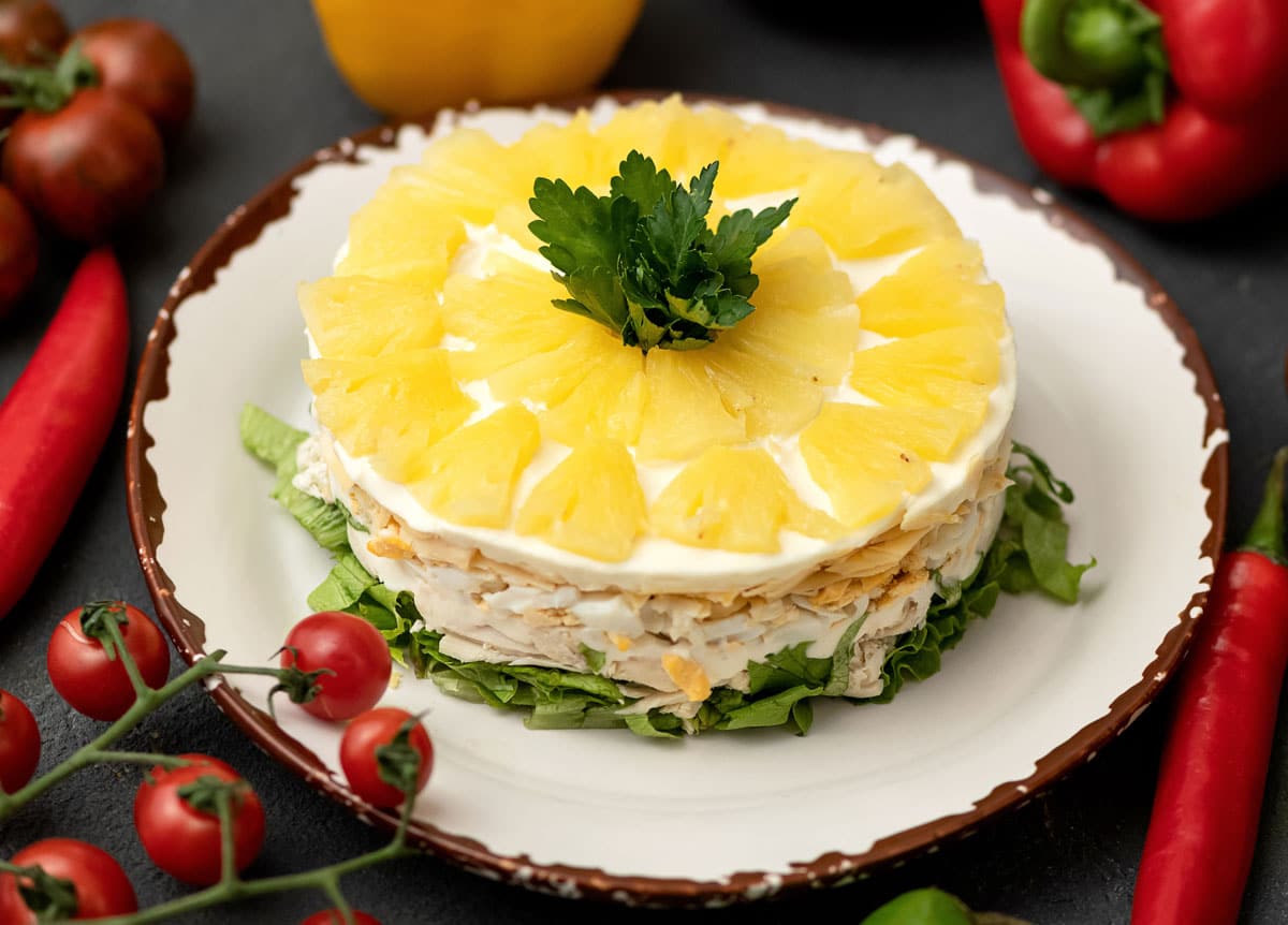 Schichtsalat mit Ananas, Hähnchen, Käse und Mayonnaise