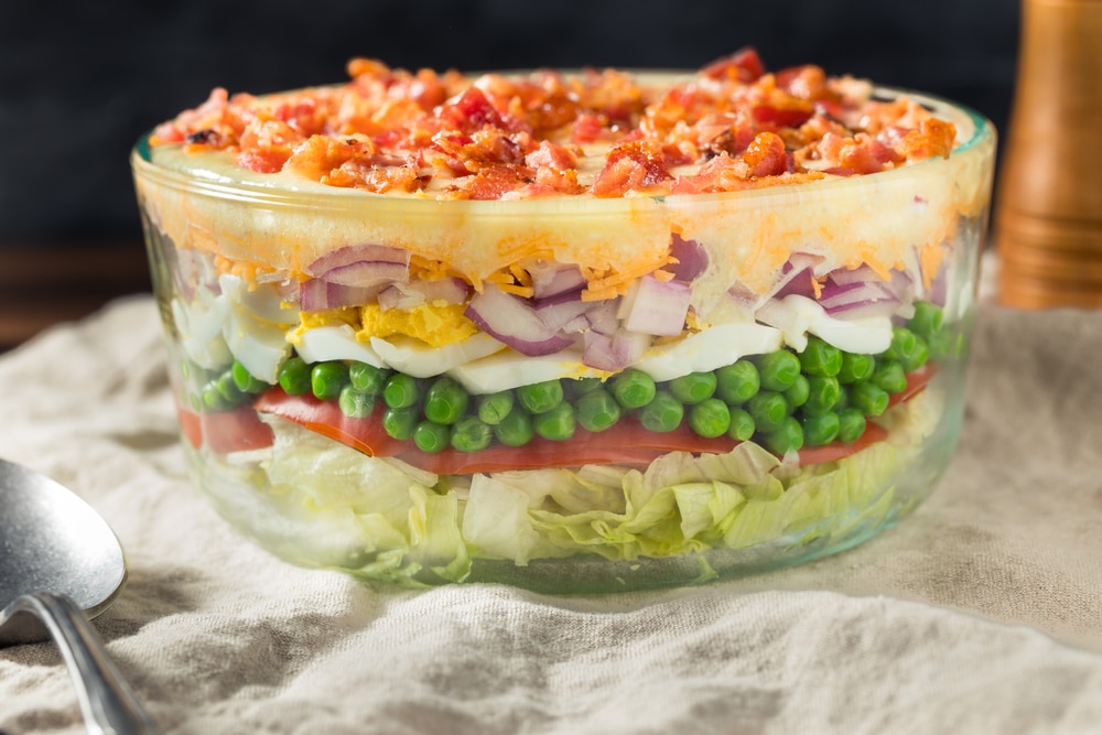 Schichtsalat mit Bacon, Erbsen und Eisbergsalat