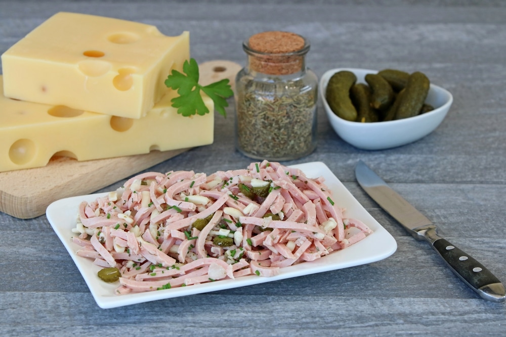 Schweizer Wurstsalat mit Käse, Salzgurken und Öl