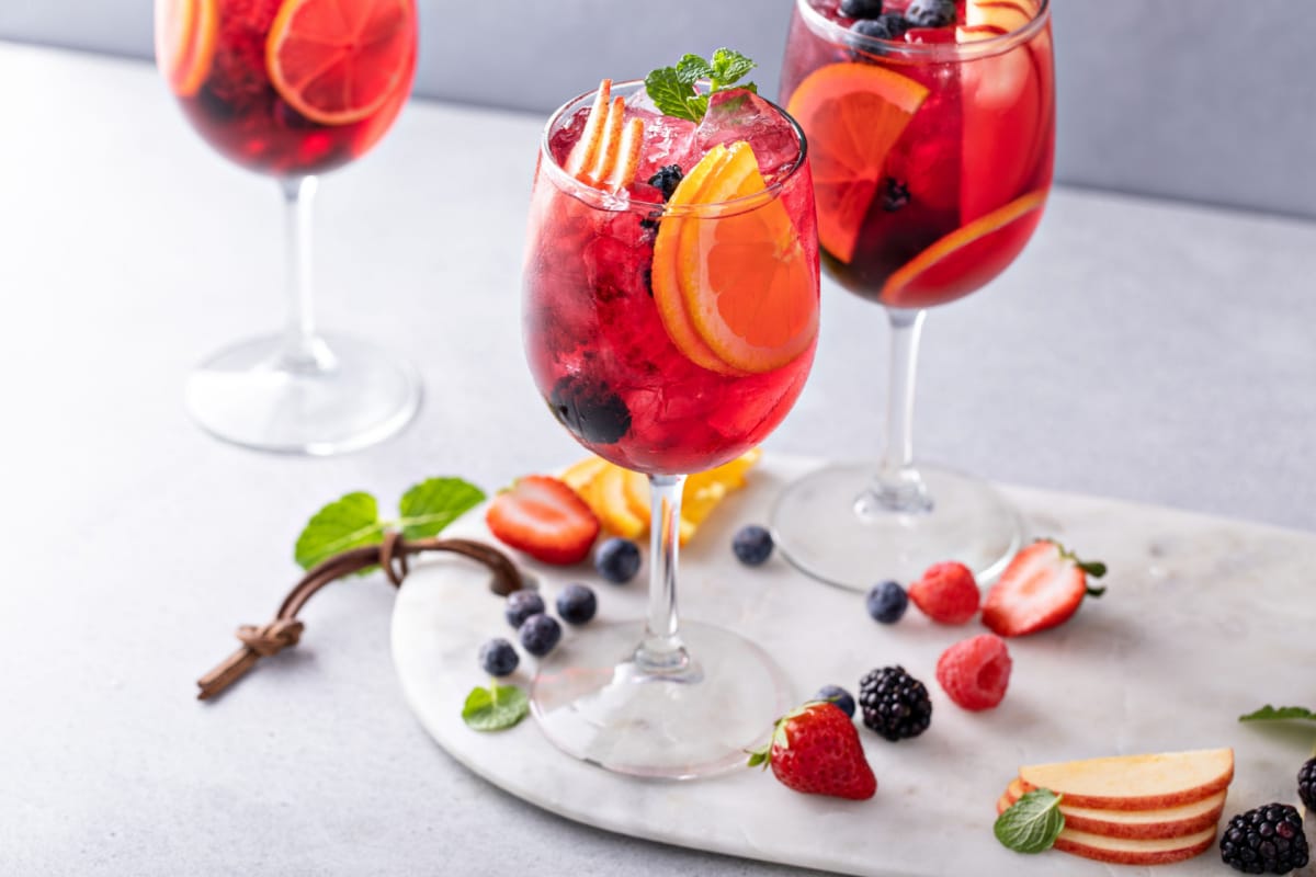 Selbstgemachte Sommer-Sangria mit Rotwein