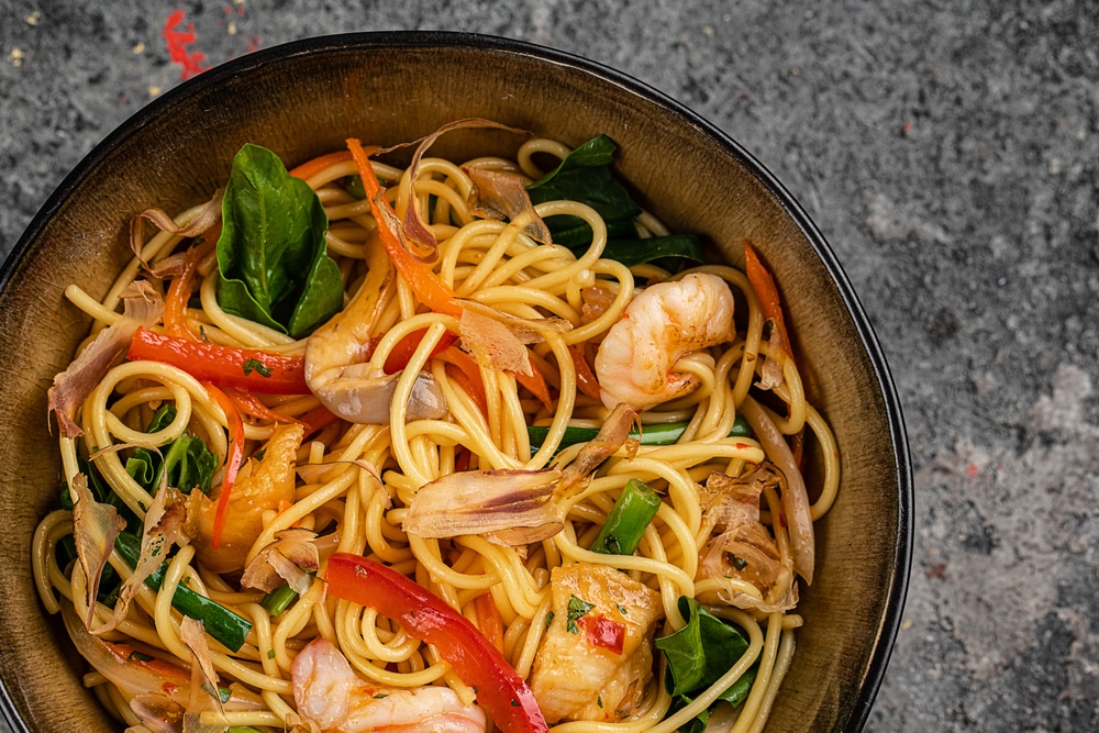 Spaghettisalat mit Meeresfrüchten, Karotten und Paprika