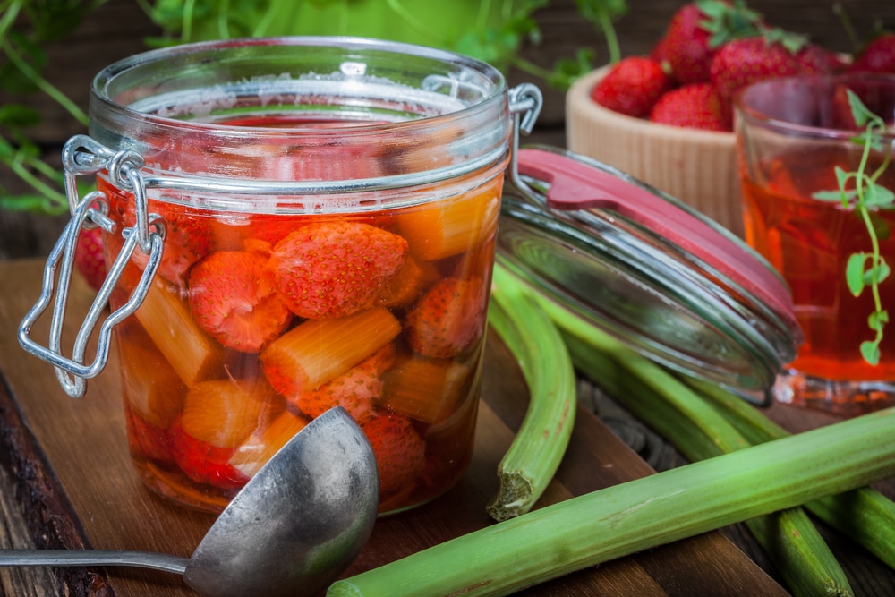 Süßes Rhabarberkompott mit Erdbeeren und Vanille