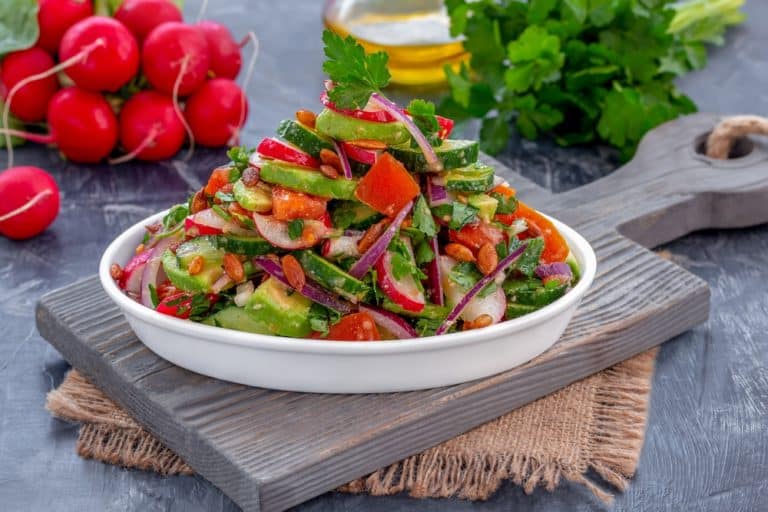 Leichter Sommersalat mit Radieschen, Gurken und Sauerampfer