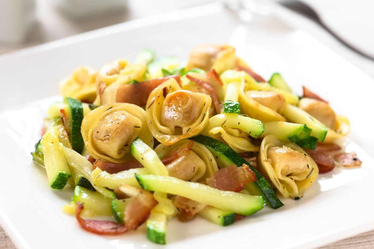 Tortellinisalat mit Bacon und Zucchinistreifen Sommerliche Gaumenfreude