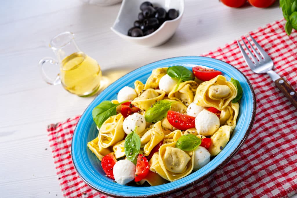 Tortellinisalat mit Tomaten und Mozzarella Ein Fest für die Sinne