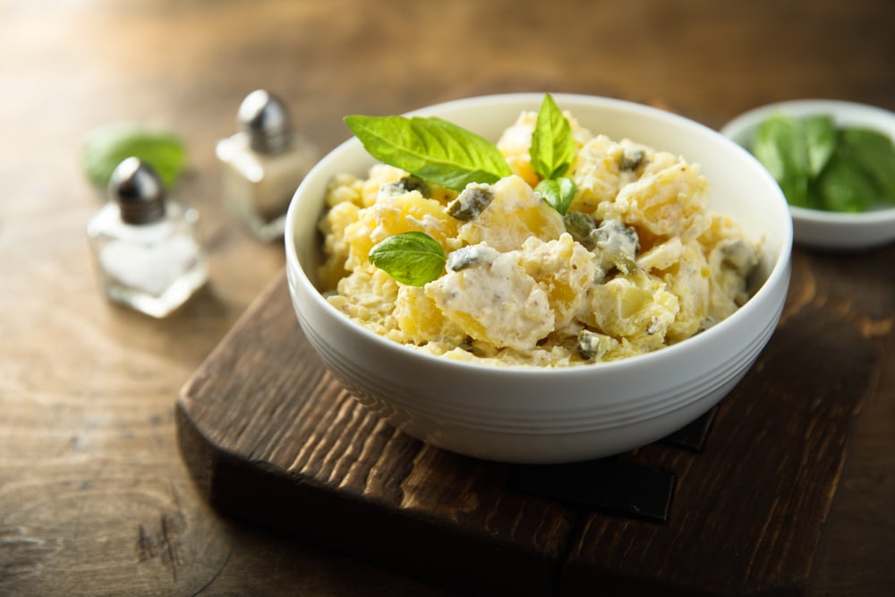 Würzig-säuerlicher Kartoffelsalat mit Cornichons