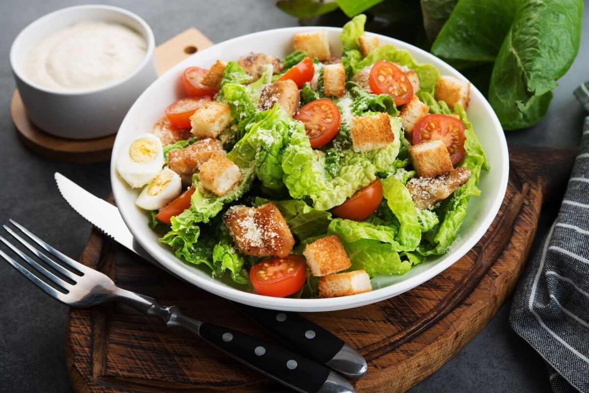 Cesar-Salat mit Hähnchen und Croutons: Knackiger Genuss