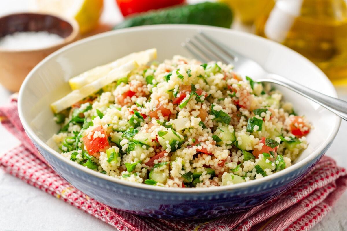 Couscous-Salat mit Gurken und Tomaten