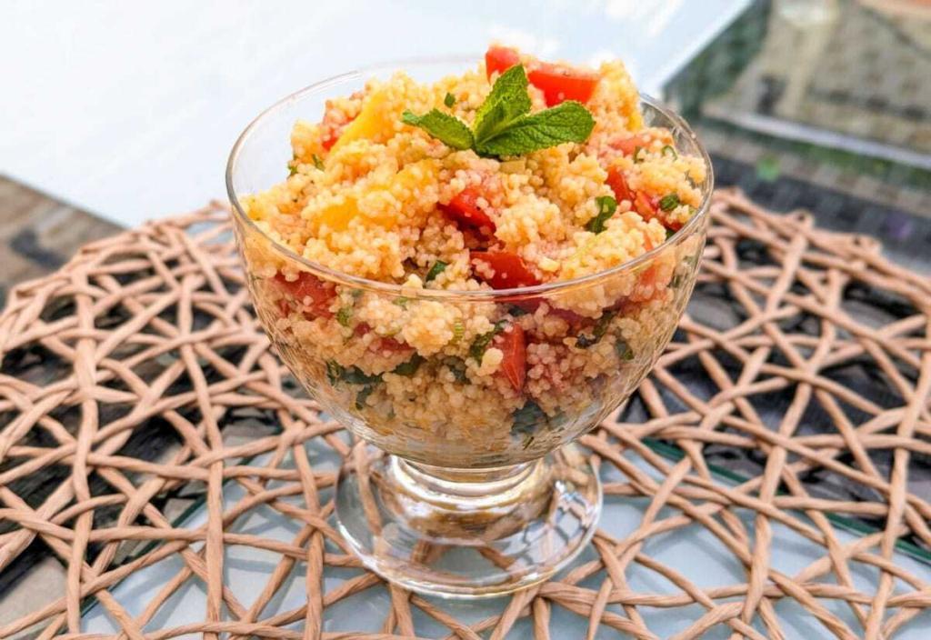 Couscoussalat mit Ananas und Tomaten