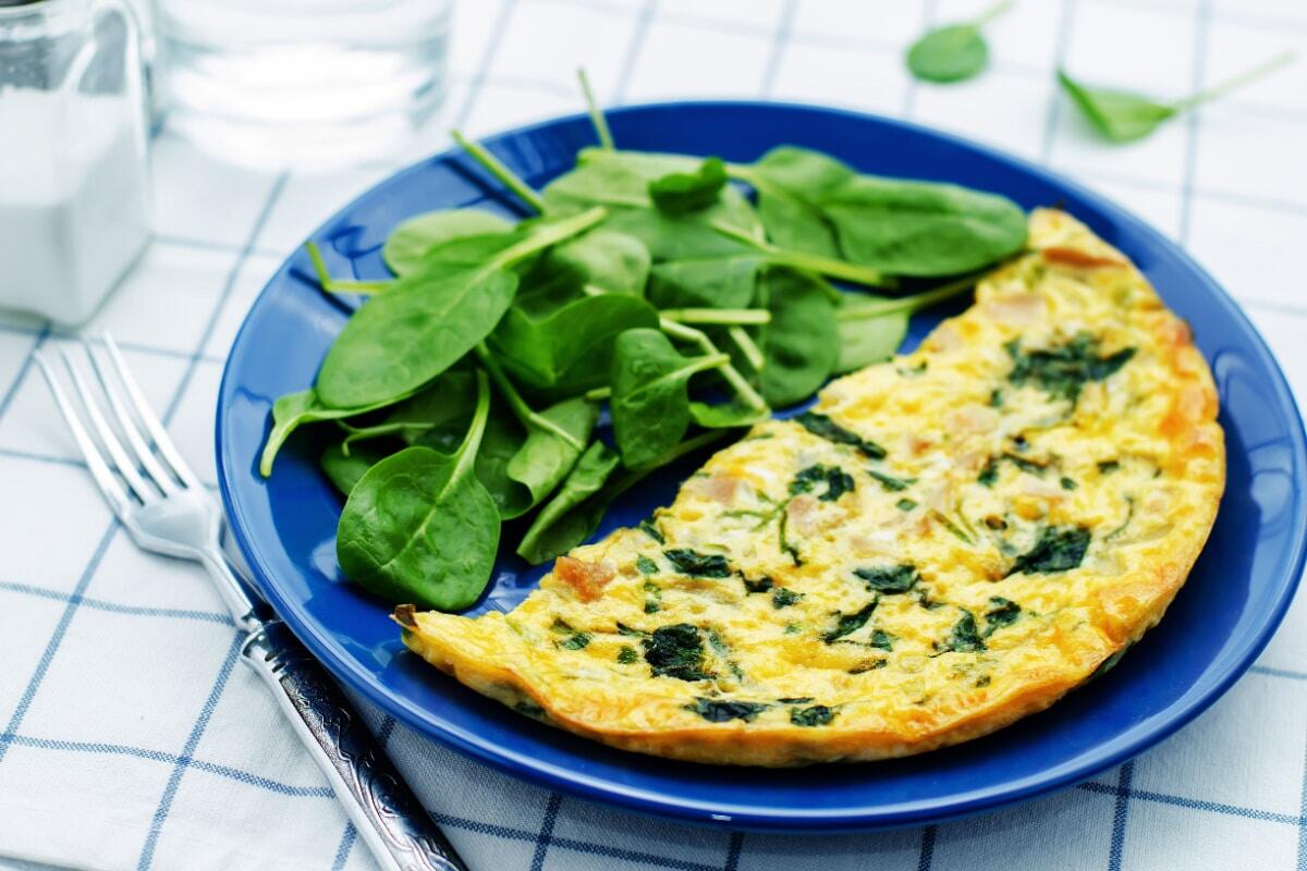 Eier und Spinat vereint Omlett mit Spinat und Käse