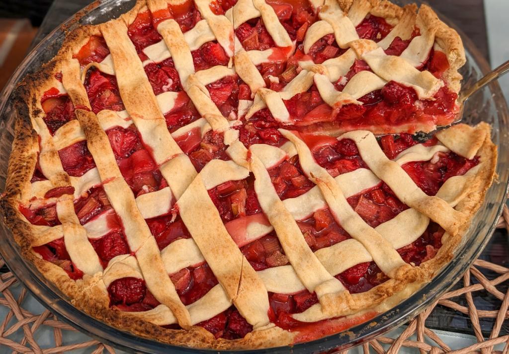 Ein Hauch von Sommer Fruchtige Erdbeertarte mit Rhabarber