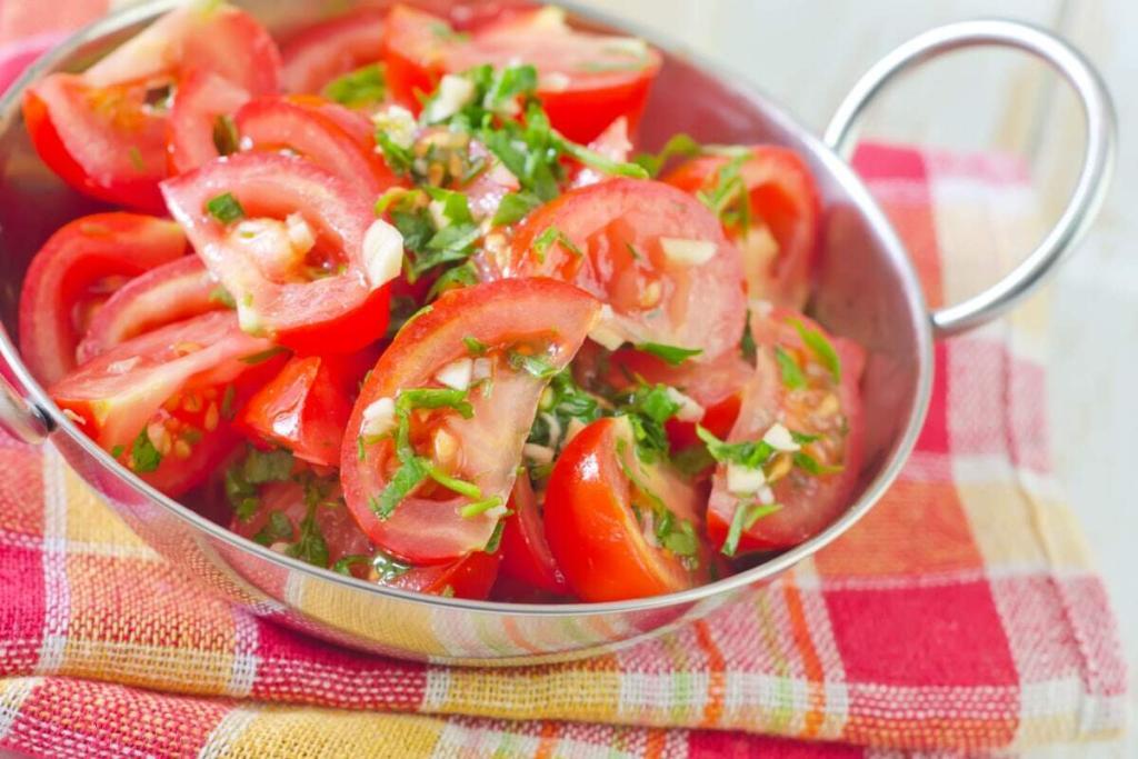 Einfach, frisch und lecker Tomatensalat mit Knoblauch