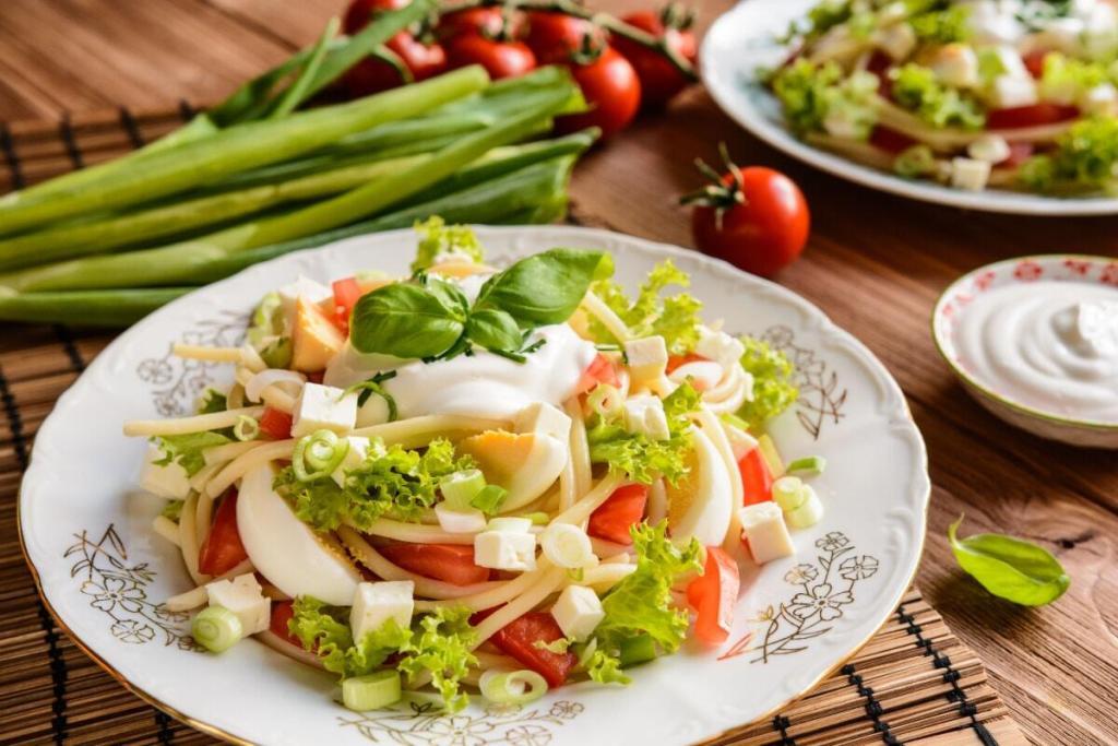 Einfacher Spaghettisalat mit Tomaten, Eiern und Salatcreme