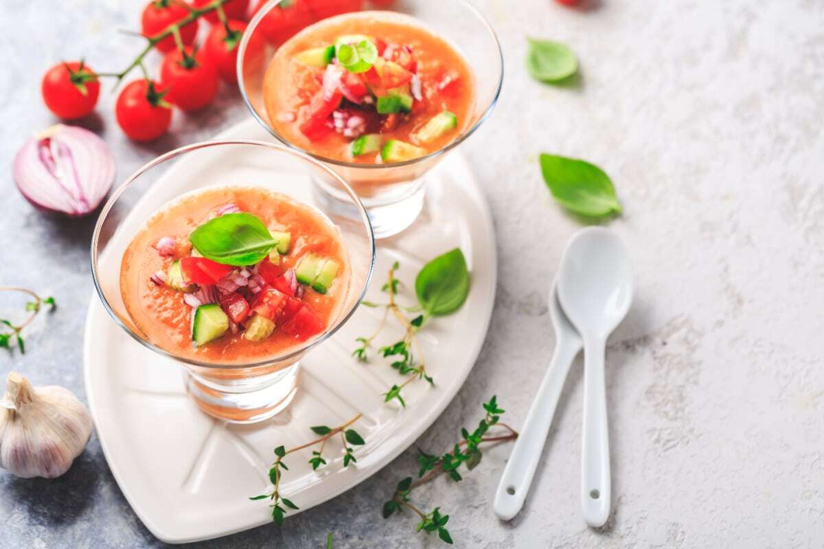 Erfrischende Gazpacho Suppe Vorspeise bei einem Grillabend