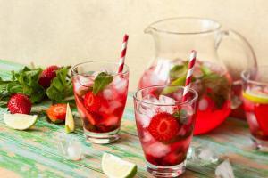 Erfrischende alkoholfreie Erdbeerbowle