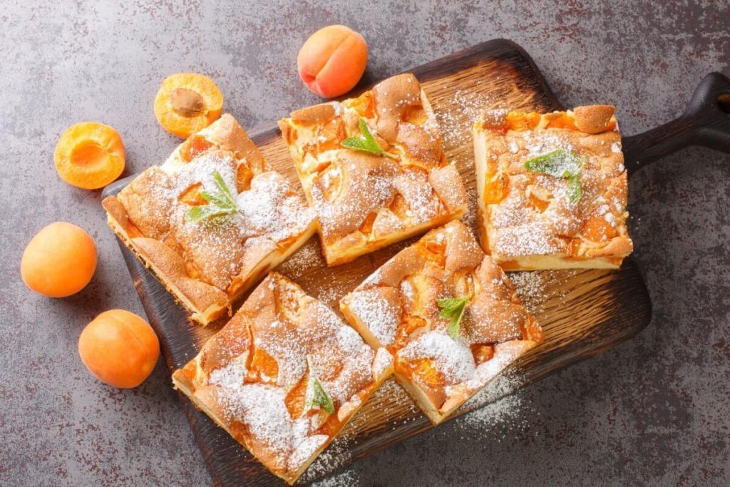 Erfrischender Aprikosenkuchen mit Mineralwasser Fruchtige Harmonie