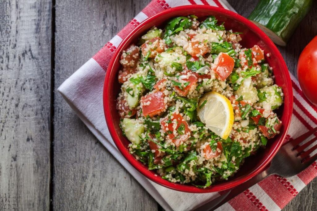 Erfrischender Couscoussalat mit Gurken und Tomaten