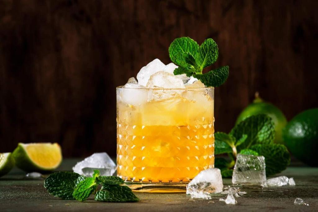 Exotischer Mai Tai Cocktail mit Ananassaft und Rum