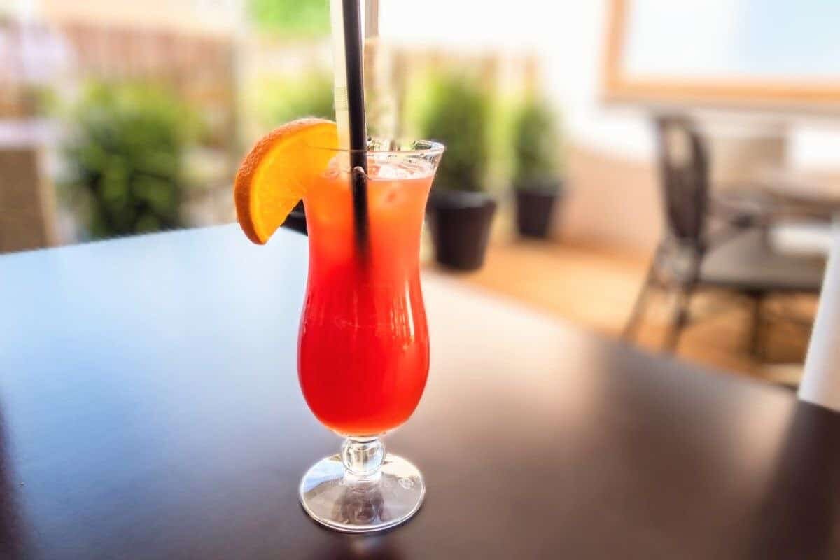 Erfrischender Malibu Cocktail mit Orange
