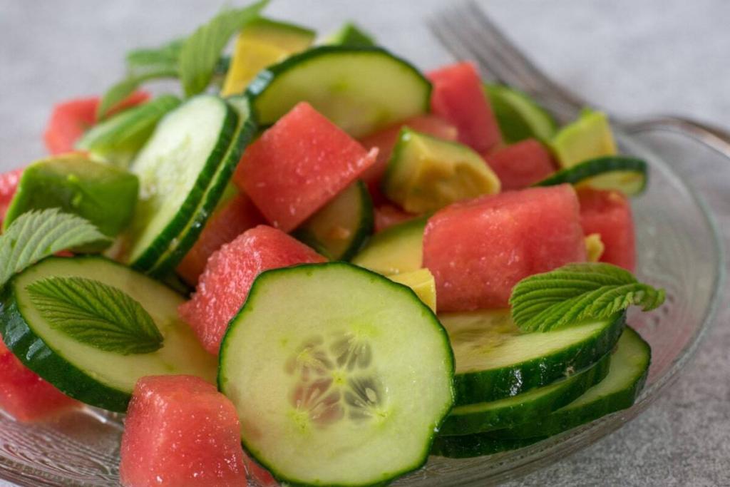 Erfrischender Melonensalat mit Gurken und Avocado