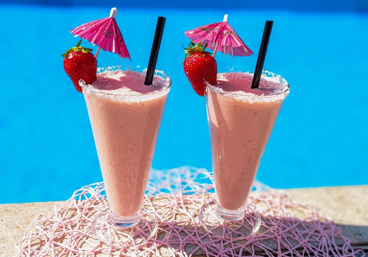 Erfrischender alkoholfreier Erdbeer-Colada Cocktail