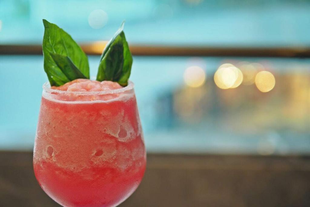 Frozen Cocktail mit Erdbeeren und Cranberry