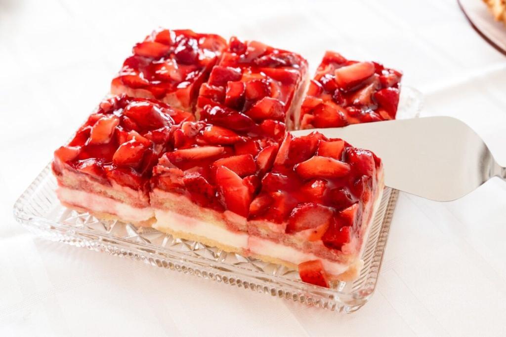 Fruchtige Erdbeertorte mit Biskuitboden und Sahnecreme