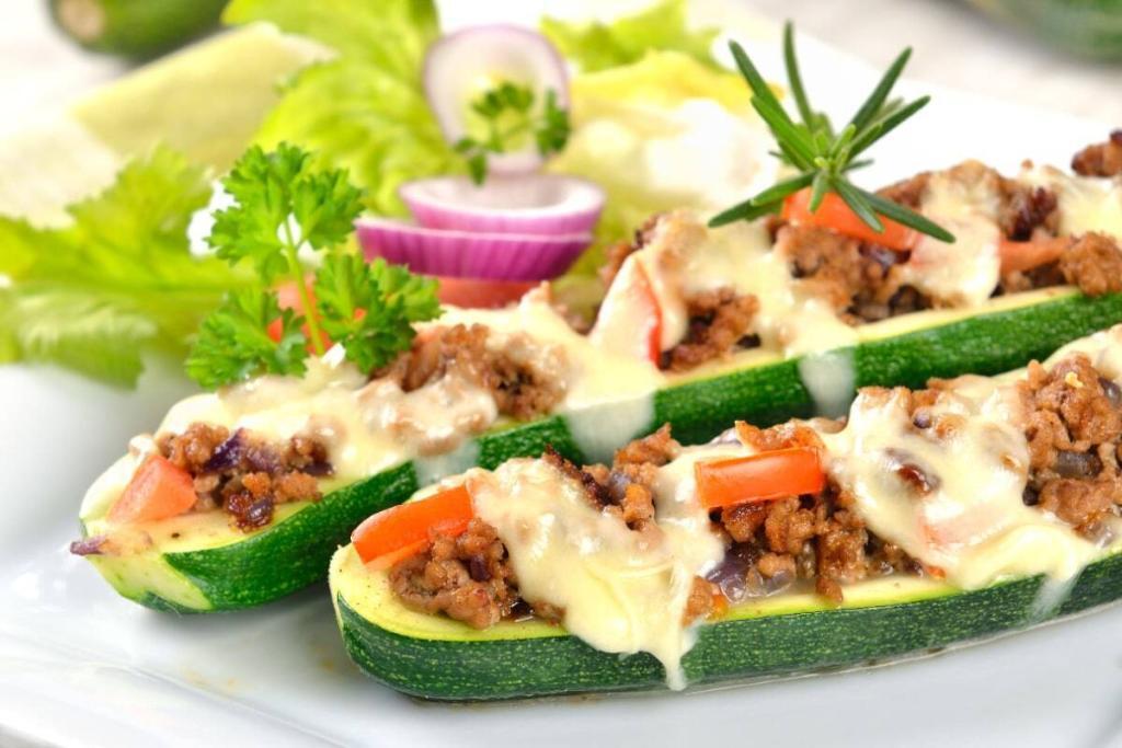 Gefüllte Zucchini mit Hackfleisch und Tomaten Genussvolle Köstlichkeit