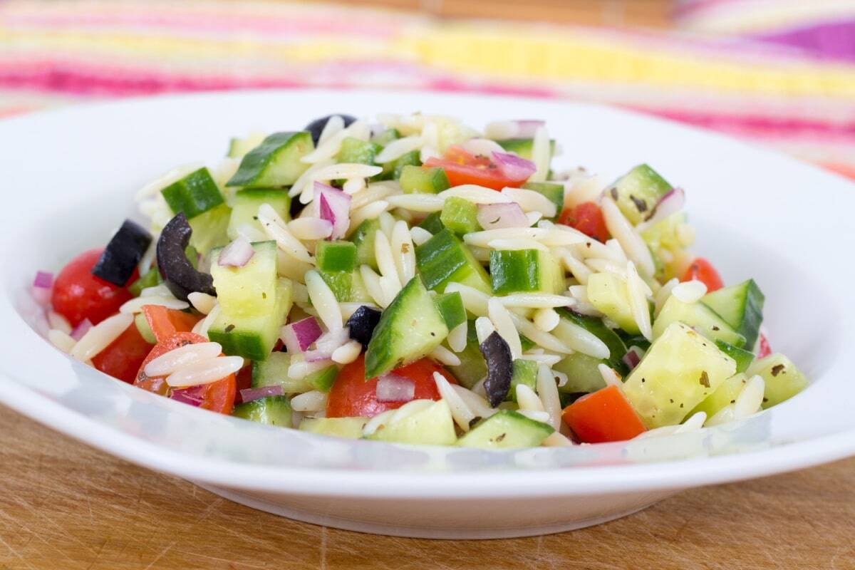 Griechischer Nudelsalat mit Orzo, Gurken und Tomaten: Sommerlich, frisch